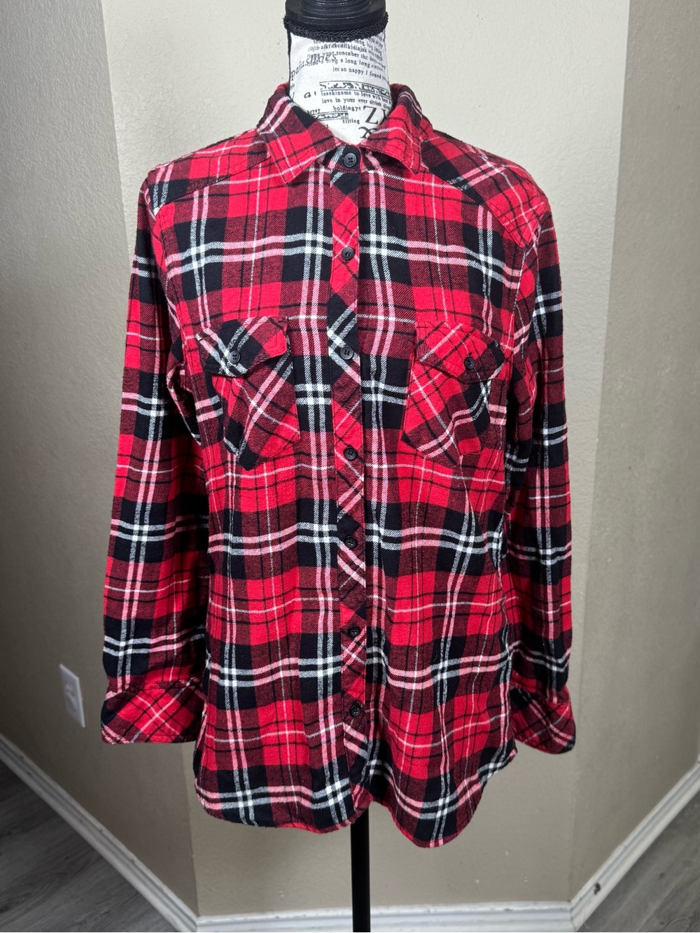 Red plaid button up soft shirt top
Size
Medium